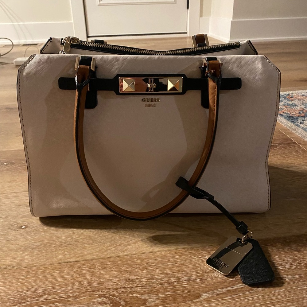 Guess purse, in great condition only carried a handful of times!